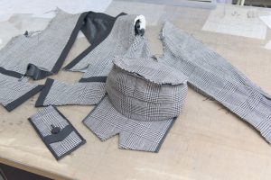ジャケットのデザインを活かして作った帽子とポーチ。着古した服が小物に変身することも