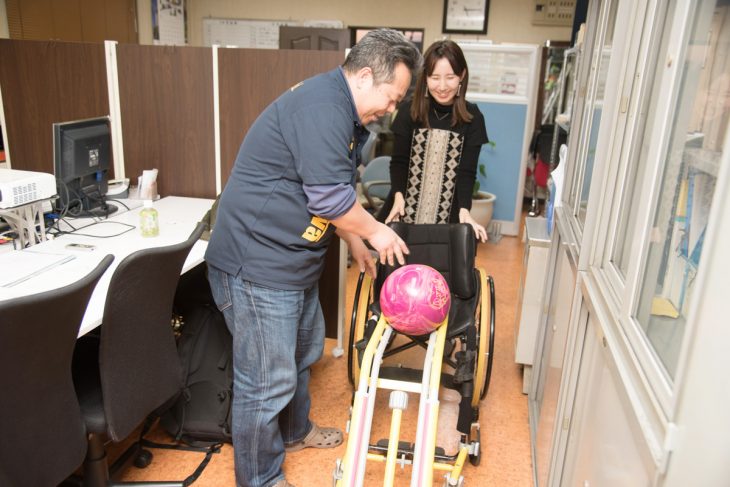 福祉分野のプロジェクトにも力を入れる西川さん。車いす用のボーリングスロープは、誰もが一緒にボーリングを楽しめるように開発した