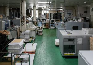 面付け用のソート機や断裁、糊付けなど、多種多様な機能の機械が並ぶ1階の工場スペース。製版から製本までワンストップで行える印刷会社は、東東京にはほとんどないそうです