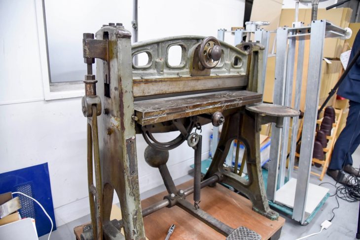 試作品を作るための古い道具が並ぶ。写真は紙にスジを入れるための機械。